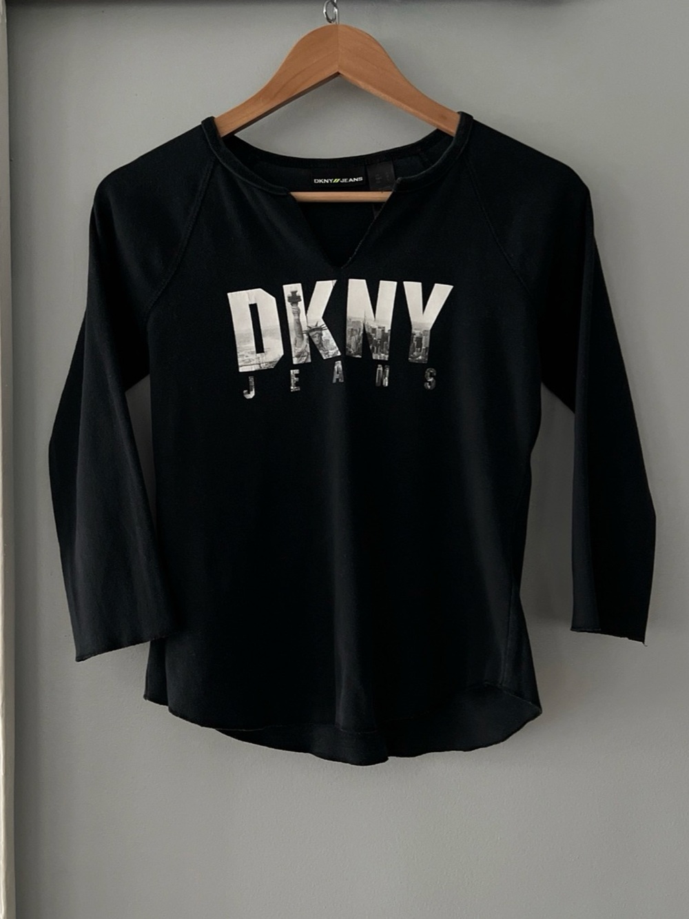 Y2K DKNY Jeans Women’s L Split Neck New York Graphic 3/4 Sleeve Cotton Black Top
